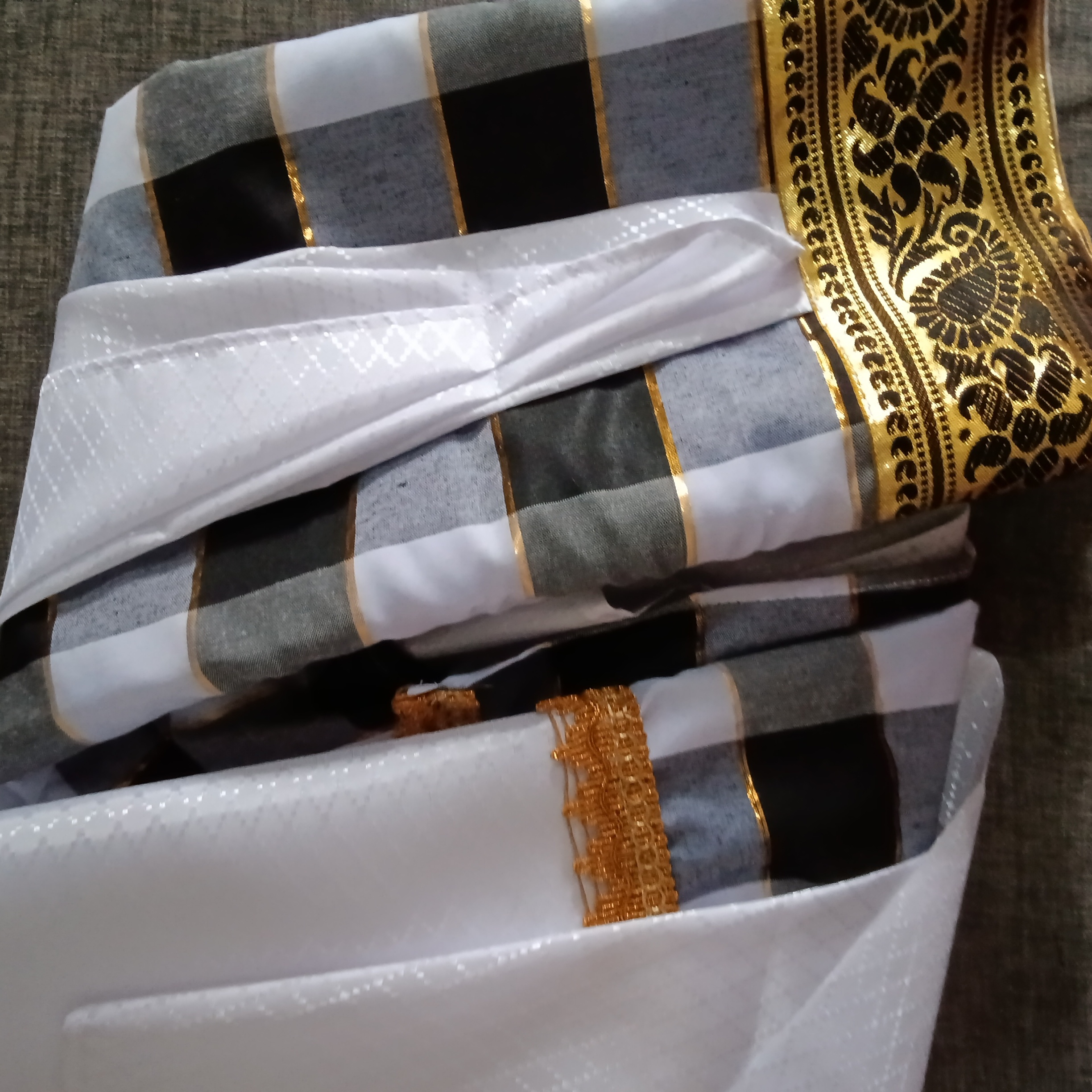 Wastra poleng emas-wajik