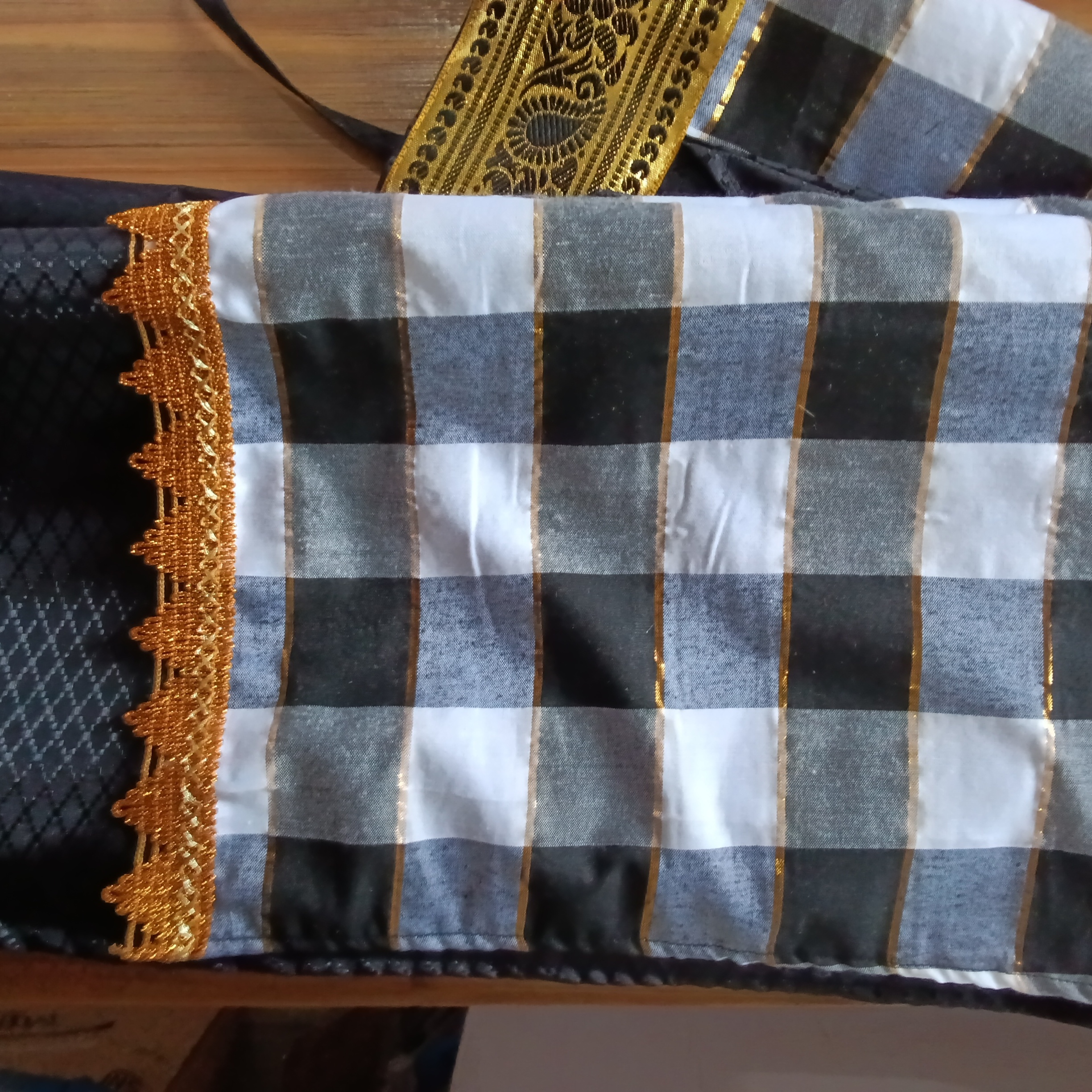 Wastra poleng emas-wajik